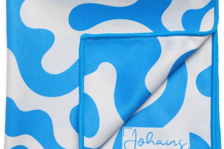 Johans-Tuch-Blue-Swirl-gefaltet Brillen- und Displaytuch Blue Swirl